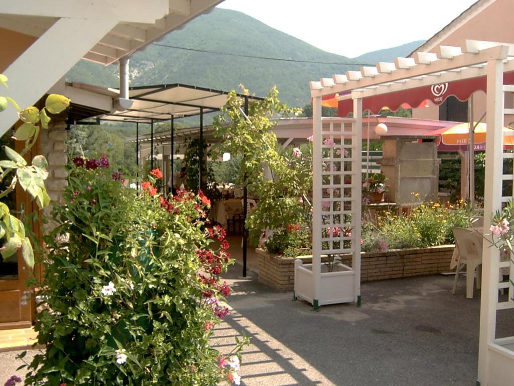 Logis Hotel Le Relais Du Serre Dieulefit Exteriör bild